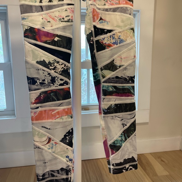 Lululemon Abstract Leggings, Size Small (missing tag) - Picture 4 of 7